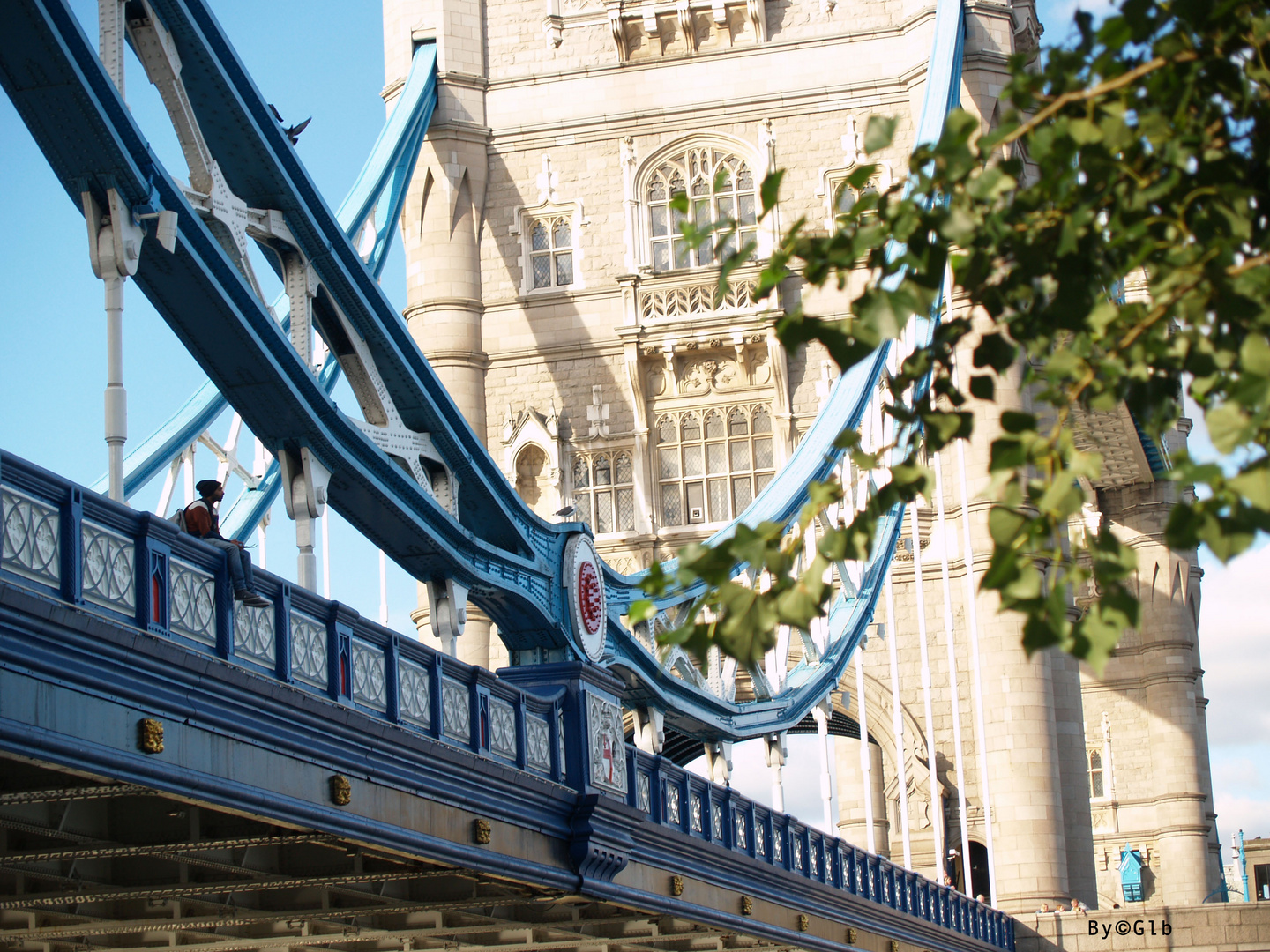 Sentado en el Tower Bridge