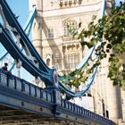 Sentado en el Tower Bridge