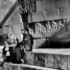 Sentados en la Mezquita de Córdoba