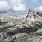 Sentieri che portano al rifugio Locatelli,sullo sfondo la torre di Toblin.