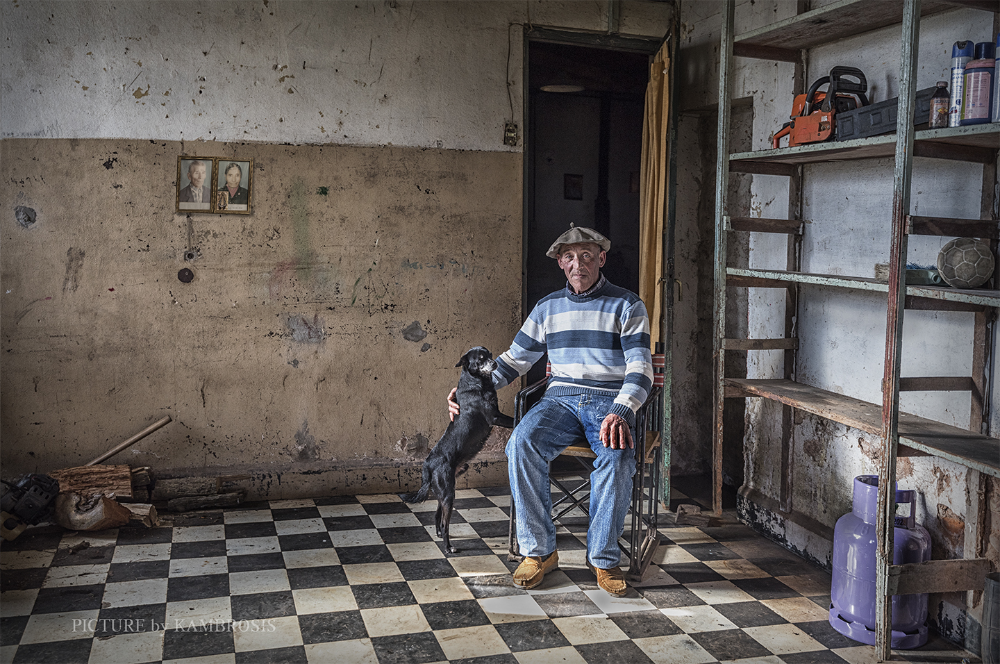 Señor sentado (y perro a su lado)