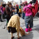 SEÑORA SALUDANDO A UN PERRO