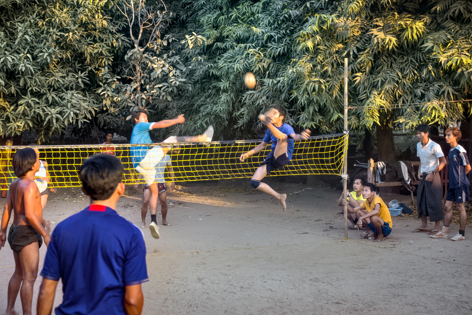 Sepak Takraw, Fußball nach Volleyballregeln