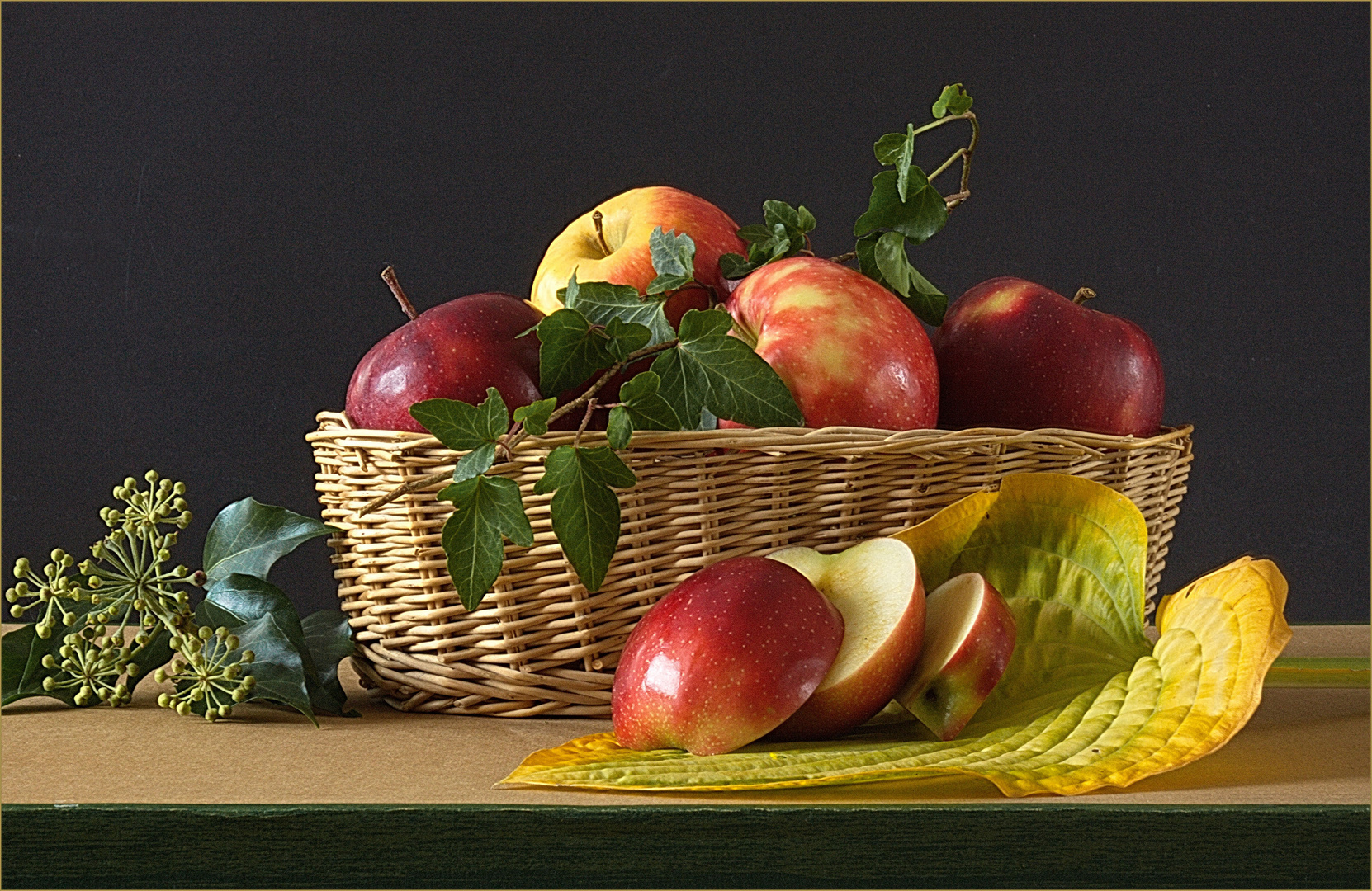 September Abschied - Äpfel im Korb Foto &amp; Bild | stillleben , fotos ...