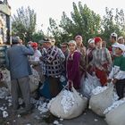 SEPTEMBER: BAUMWOLLPFLÜCKER IN USBEKISTAN BEIM WÄGEN DER ERNTE