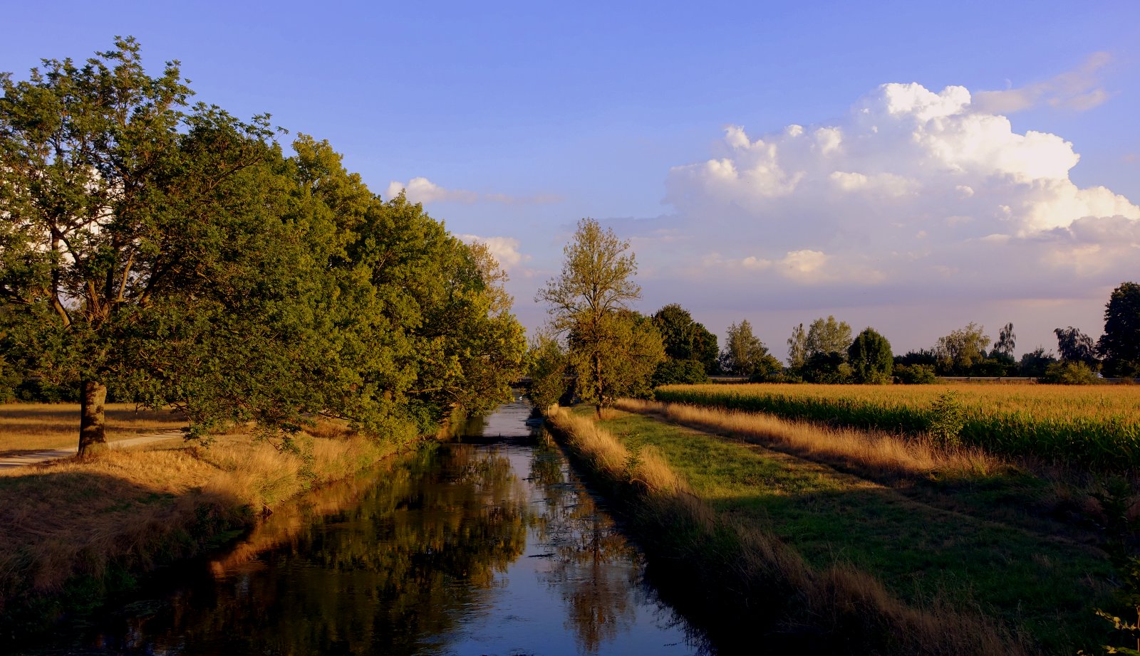 September....     Landschaft im Abendlicht