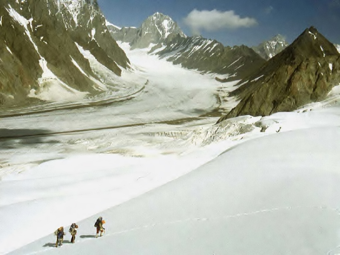 Serafschan-Gletscher (hier 4200 m u.d.M.). Aufstieg zum Peak Igla (5301 m) – Tadschikistan.