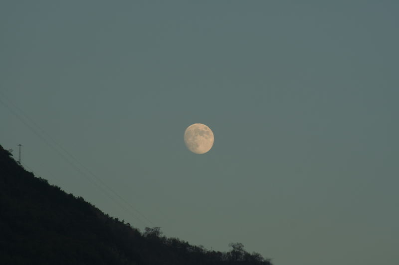 serata con luna a Bolzano