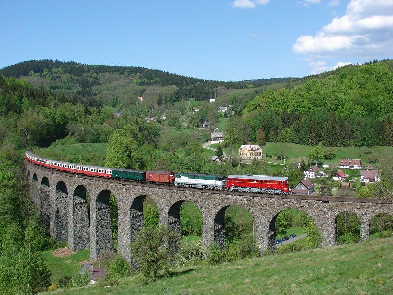 Sergej T679.1578 + Ur-Brille T478.3001 auf dem Viadukt in Novina