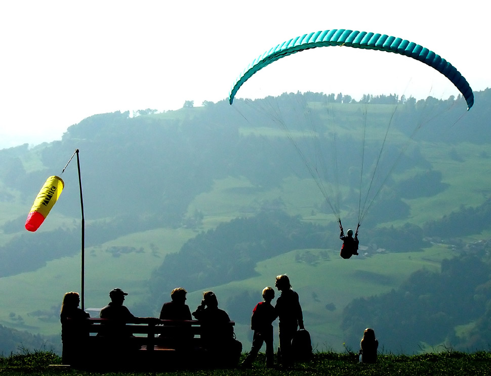 Serie Paragleiter: Windsack und Zuschauer gehören dazu