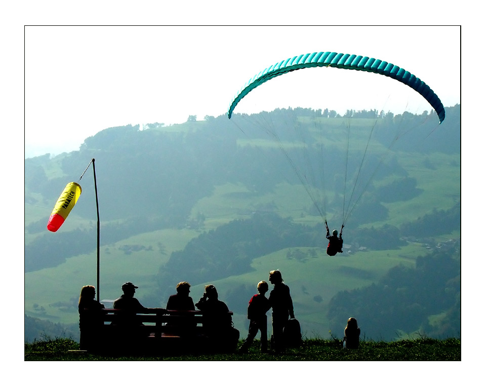 Serie Paragleiter: Windsack und Zuschauer gehören dazu