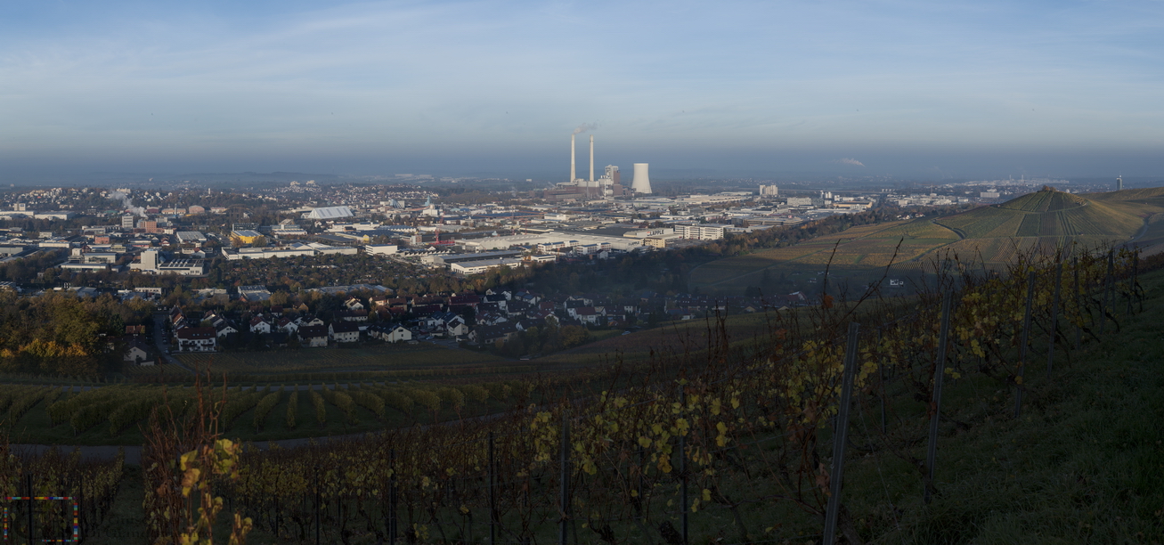 Serie UmlandPano. Blick von Wartberg auf das IndustrieGebiet mit Weinbergen