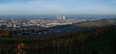 Serie UmlandPano. Blick von Wartberg auf das IndustrieGebiet mit Weinbergen