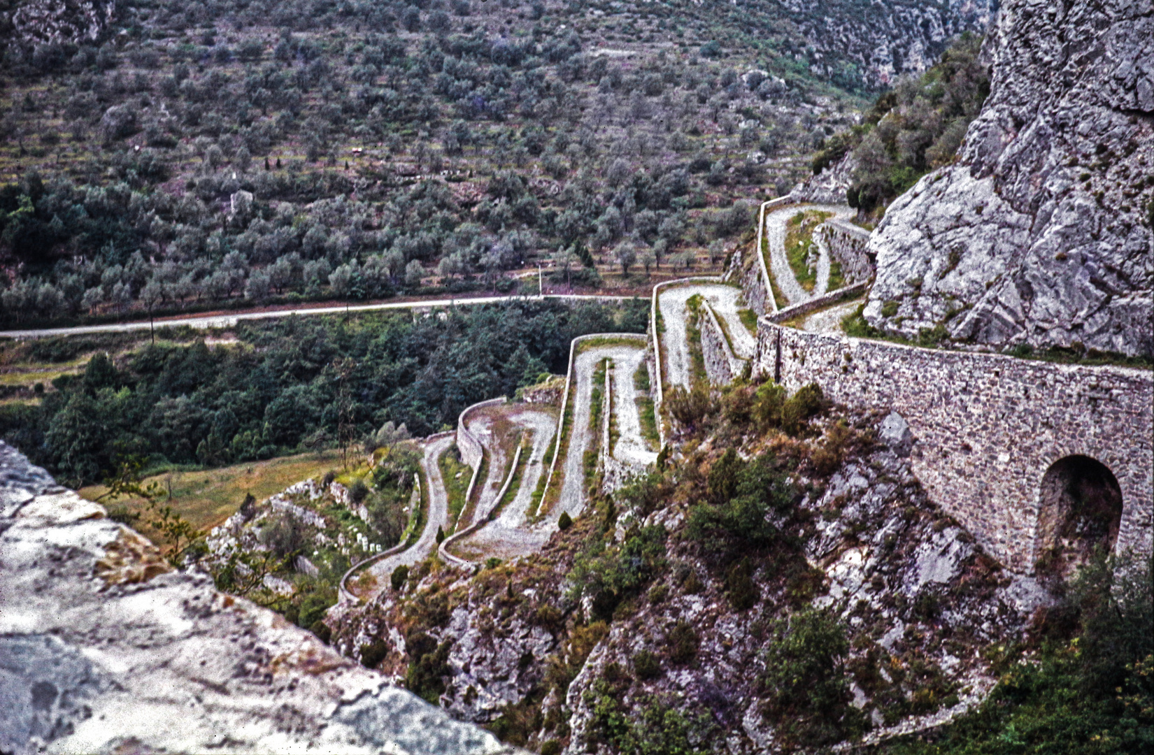 Serpentinen bei Soarge, Südfrankreich