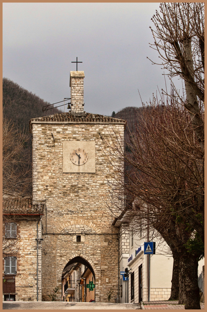 Serra Sant'Abbondio - durch's Stadttor