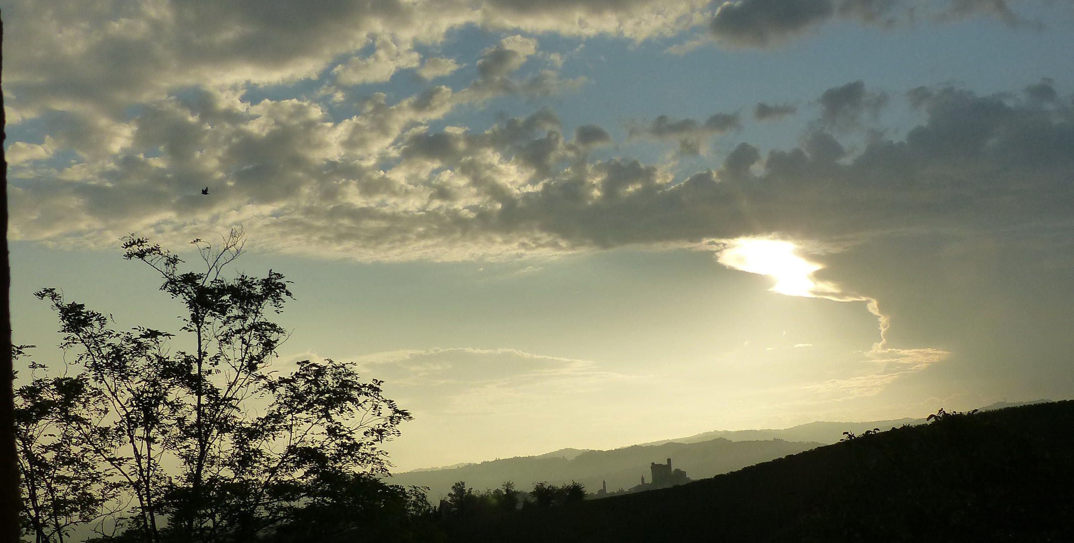 Serralunga d'Alba im Morgengrauen