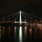 Serverinsbrücke bei Nacht