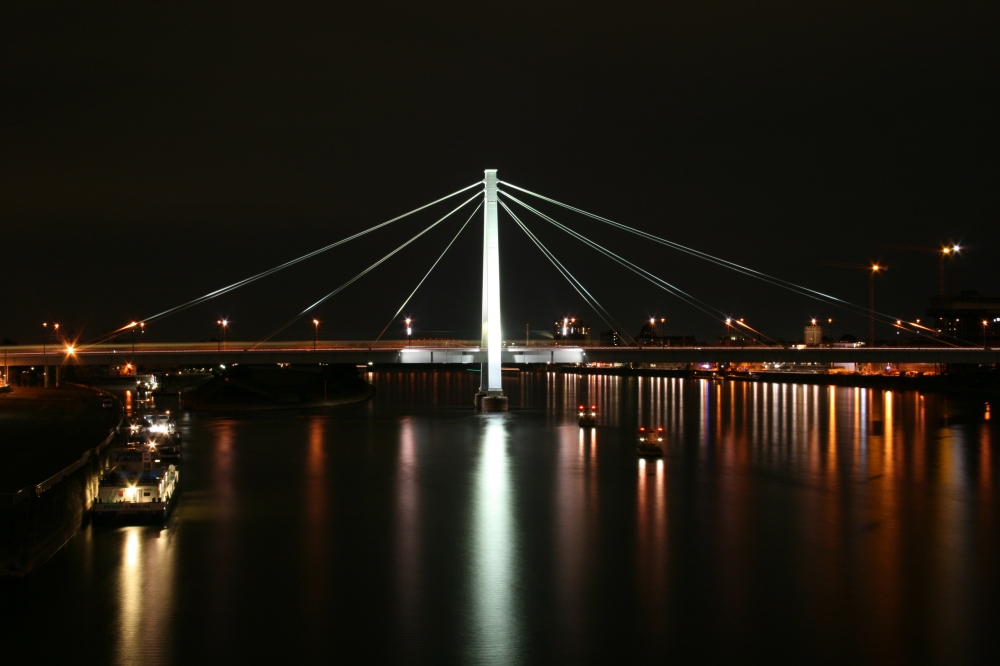 Serverinsbrücke bei Nacht