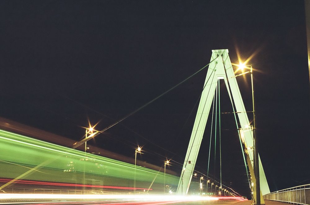 Serverinsbrücke in Köln bei Nacht