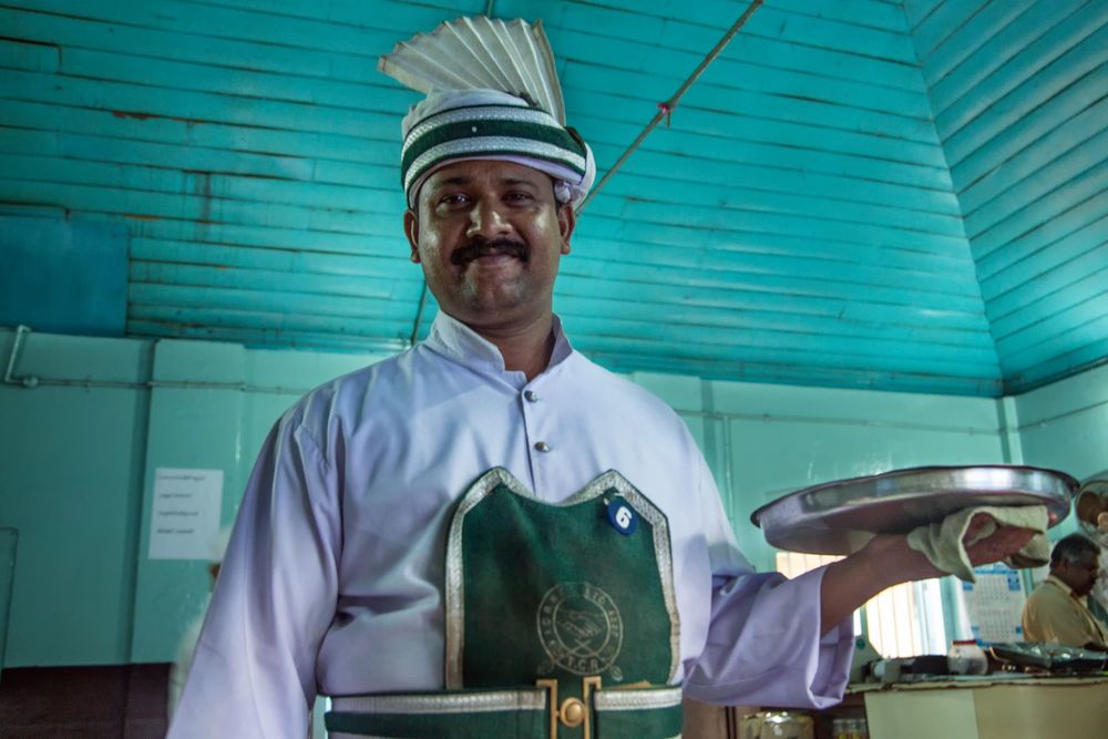 Serveur dans l'Indian Coffee House de Kollam