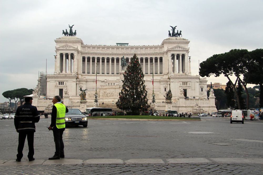 Servizio d'ordine in piazza Venezia. Buon Natale da Roma!