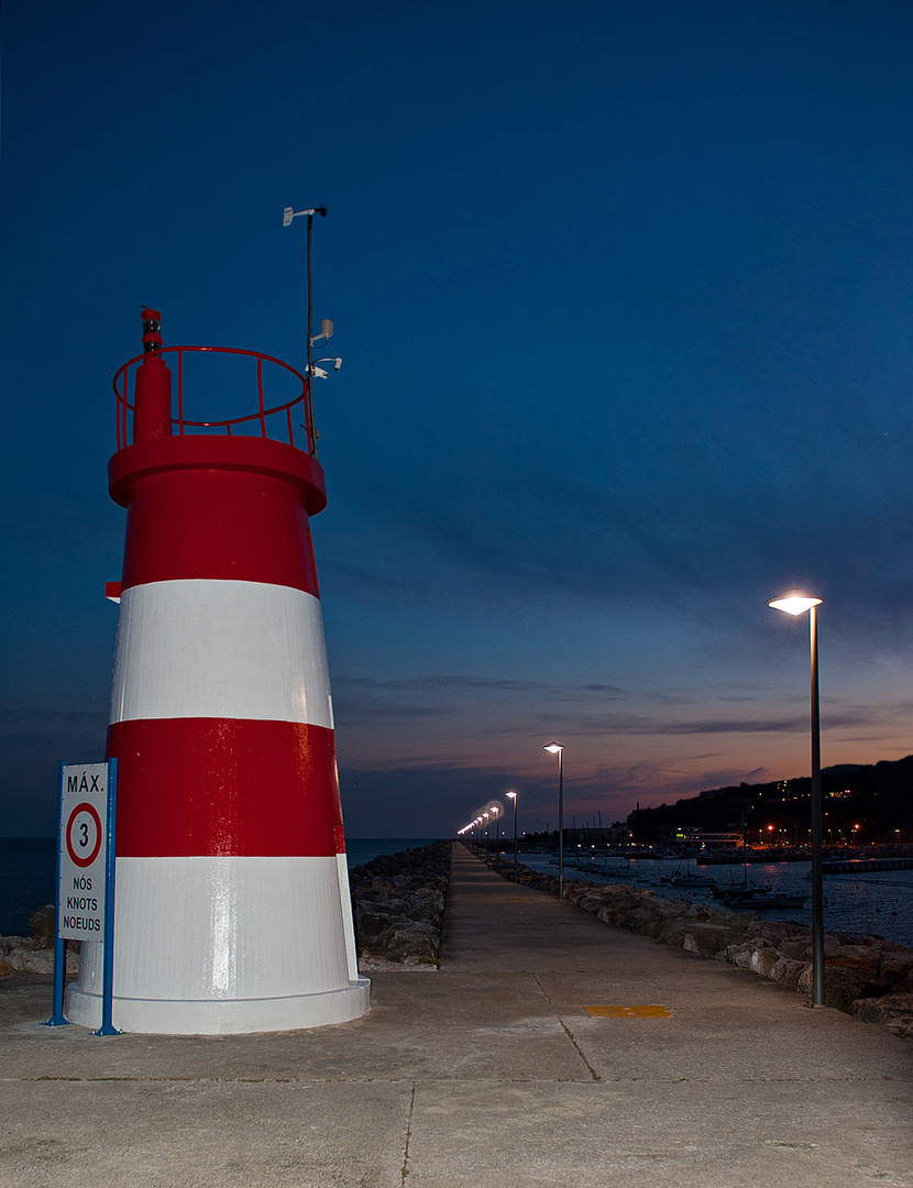 Sesimbra, Leuchtturm am Abend