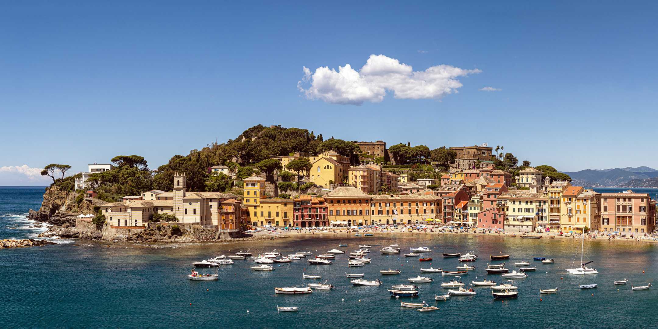 Sestri Levante. La nuvola sulla città. Baia del Silenzio.