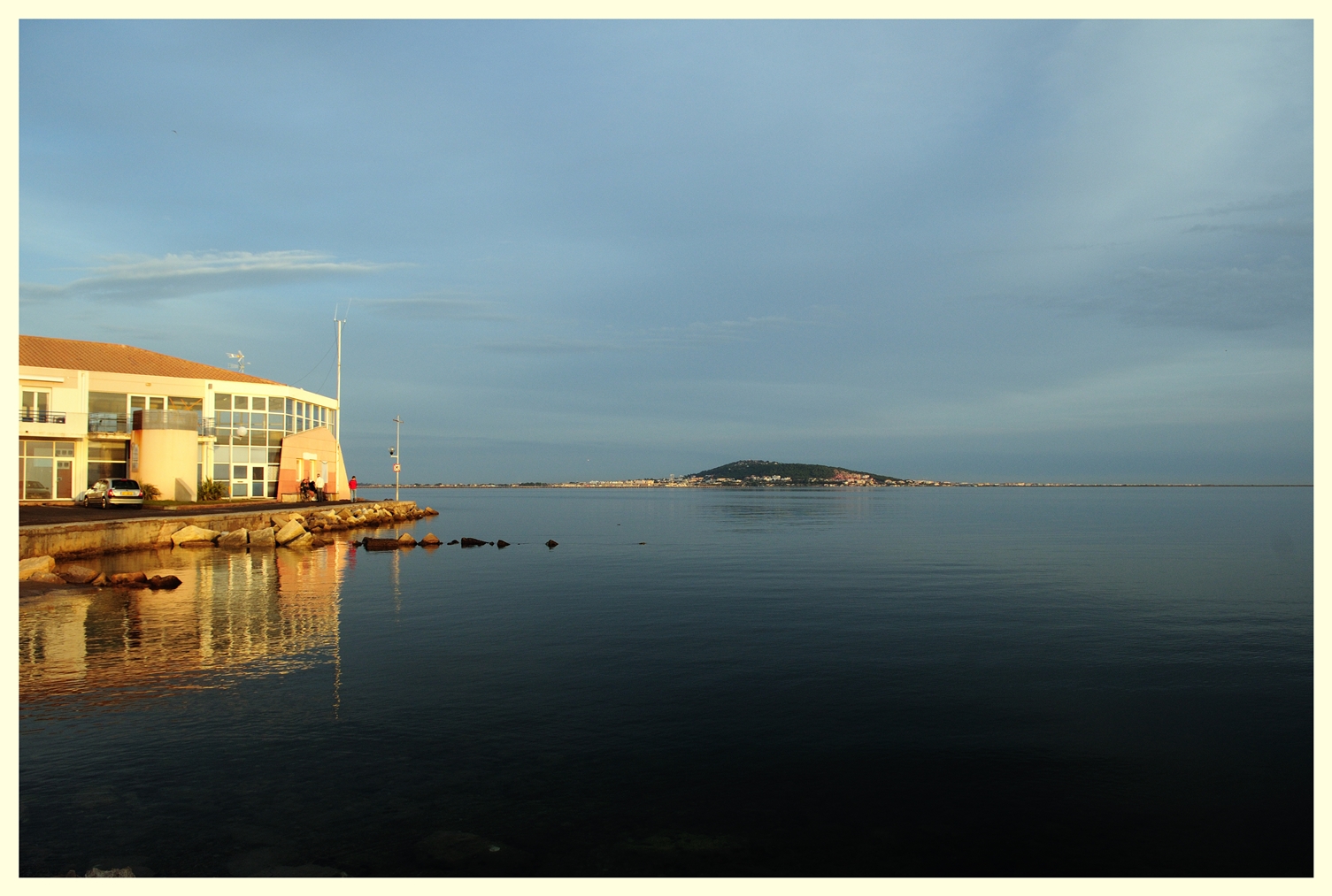 Sète aus dem Hafen von Mèze