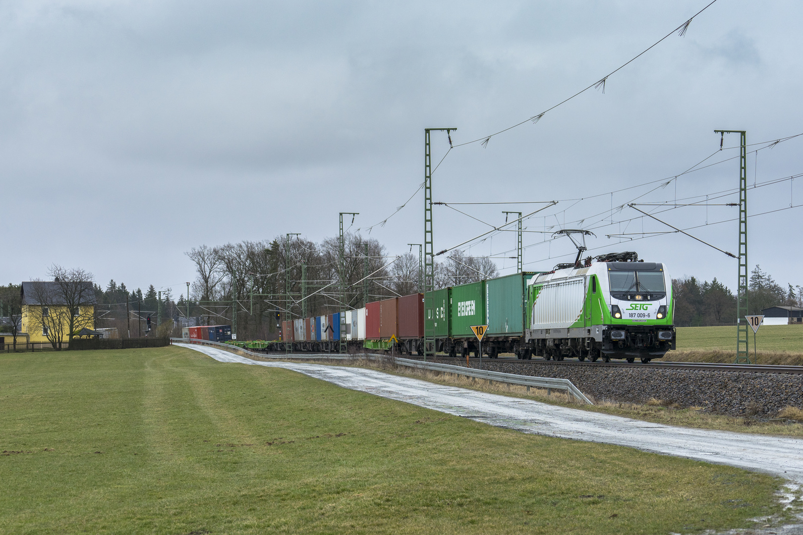 SETG Containerzug bei schlechtem Wetter.