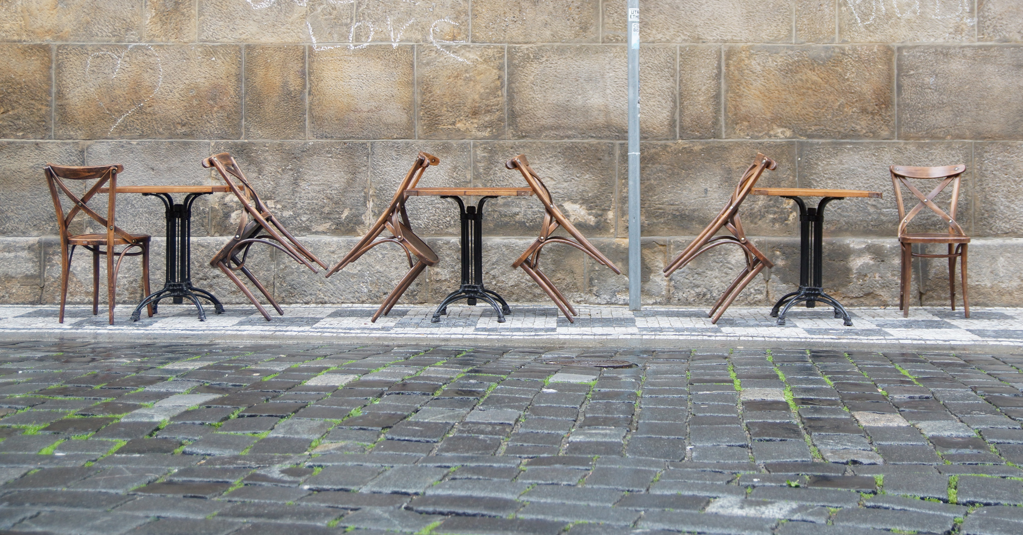 ...setz Dich endlich - leere Stühle in Prag