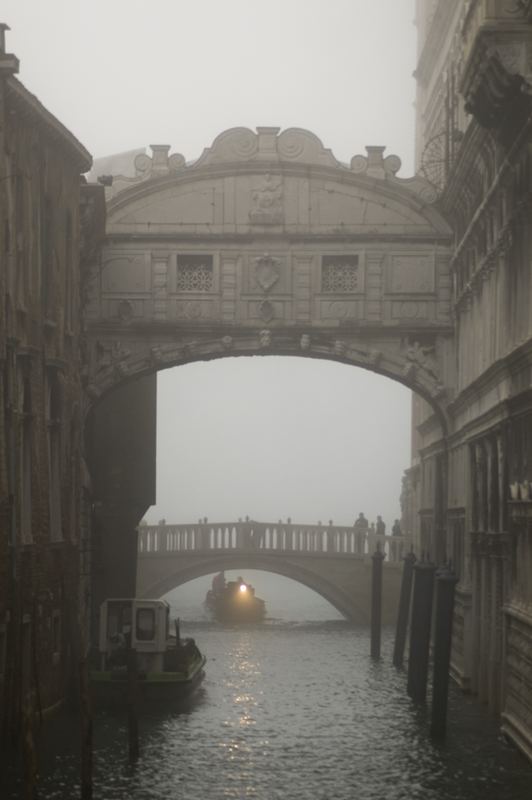 Seufzerbrücke bei Nebel