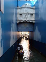 "Seufzerbrücke" in Venedig mit Bauplane umgeben