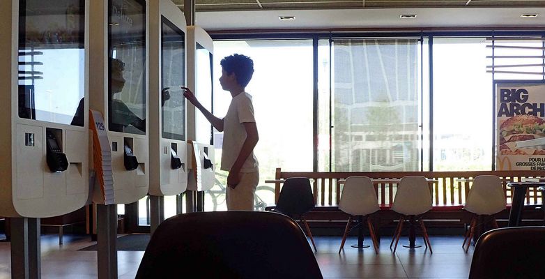 Seul au Mac Do: je commande au doigt et à l'oeil
