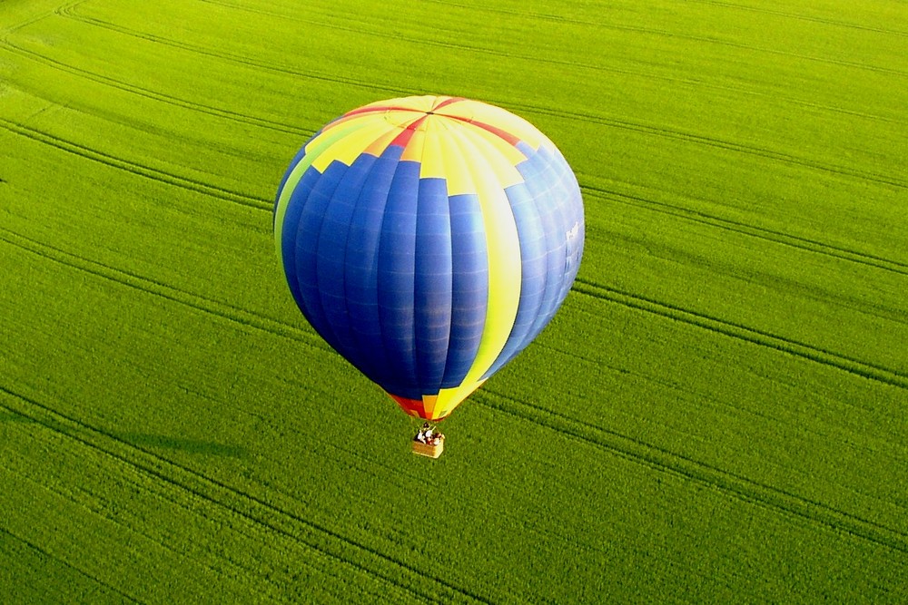 seul en couleur dans le ciel