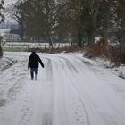 Seul sur le chemin blanc