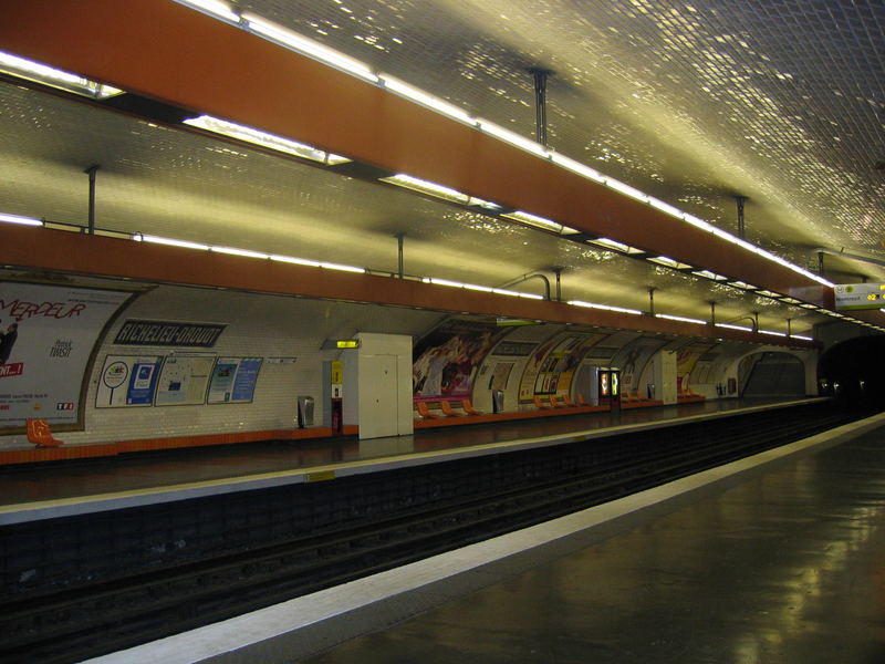 Seule dans le métro