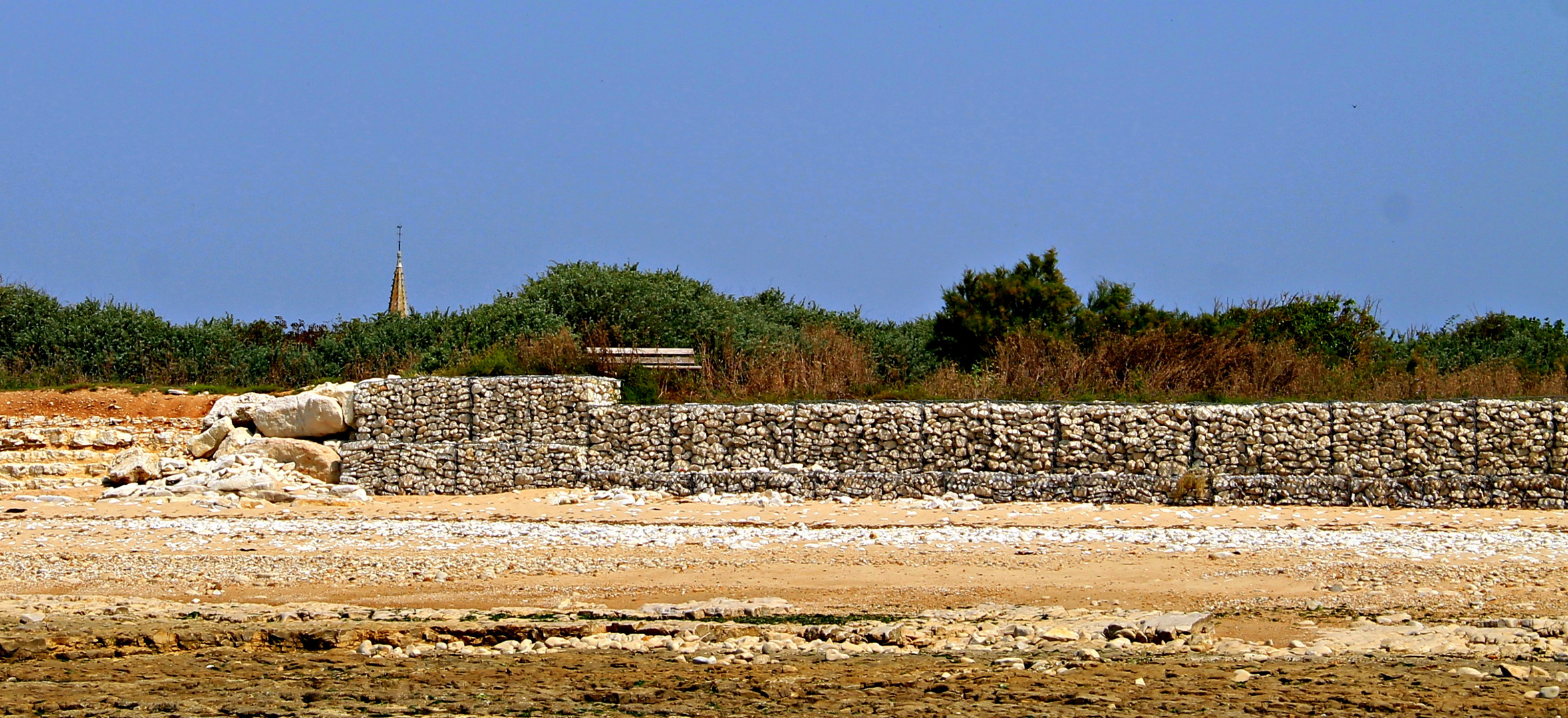 Seule défense contre les assauts de la mer