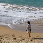 Seule sur la plage.... les pieds dans l'eau...