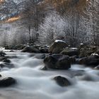 Seuls les rochers lui résistent