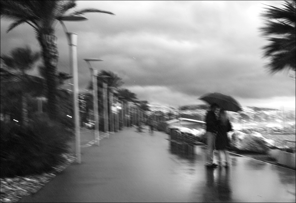 Seuls sous la pluie