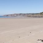 Seuls sur la plage, face à la mer ......