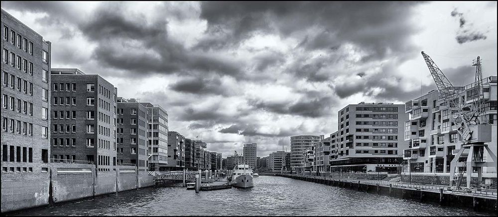 Seute Deern am Sandtorhafen zwischen Sandtorkai und Kaiserkai,