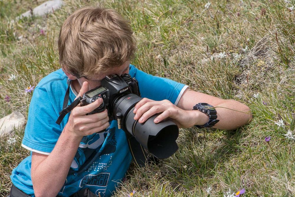 Severin beim Edelweiss fotografieren