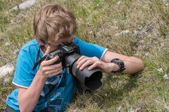 Severin beim Edelweiss fotografieren