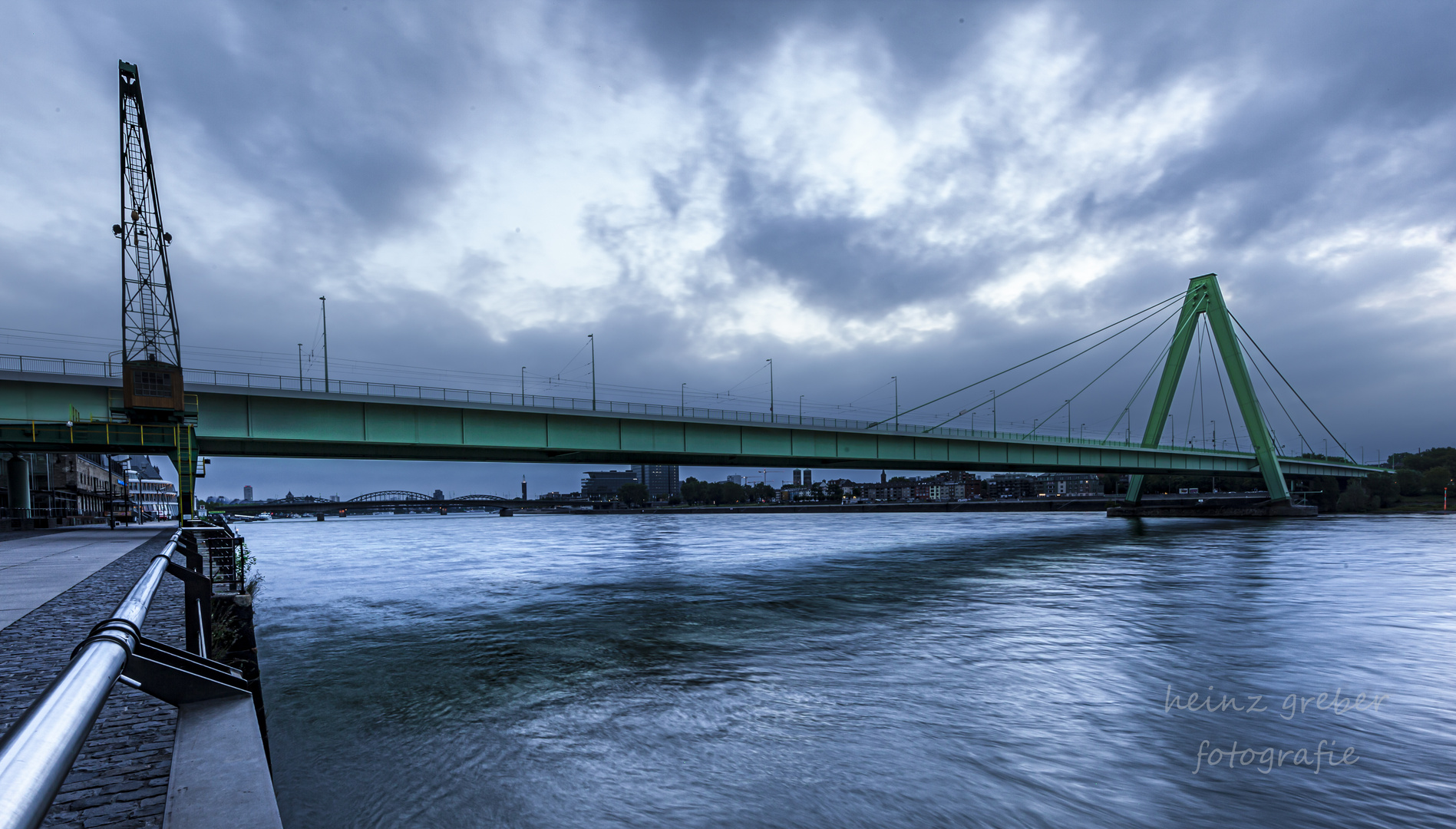 Severins-Brücke in Köln. Gewitterstimmung.