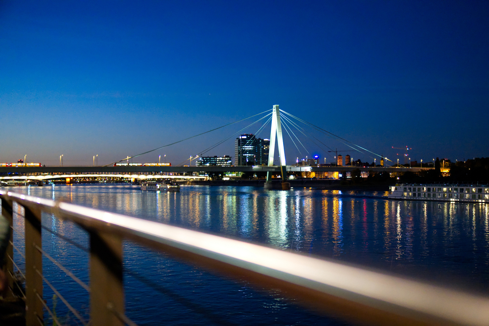 Severinsbrücke am Abend