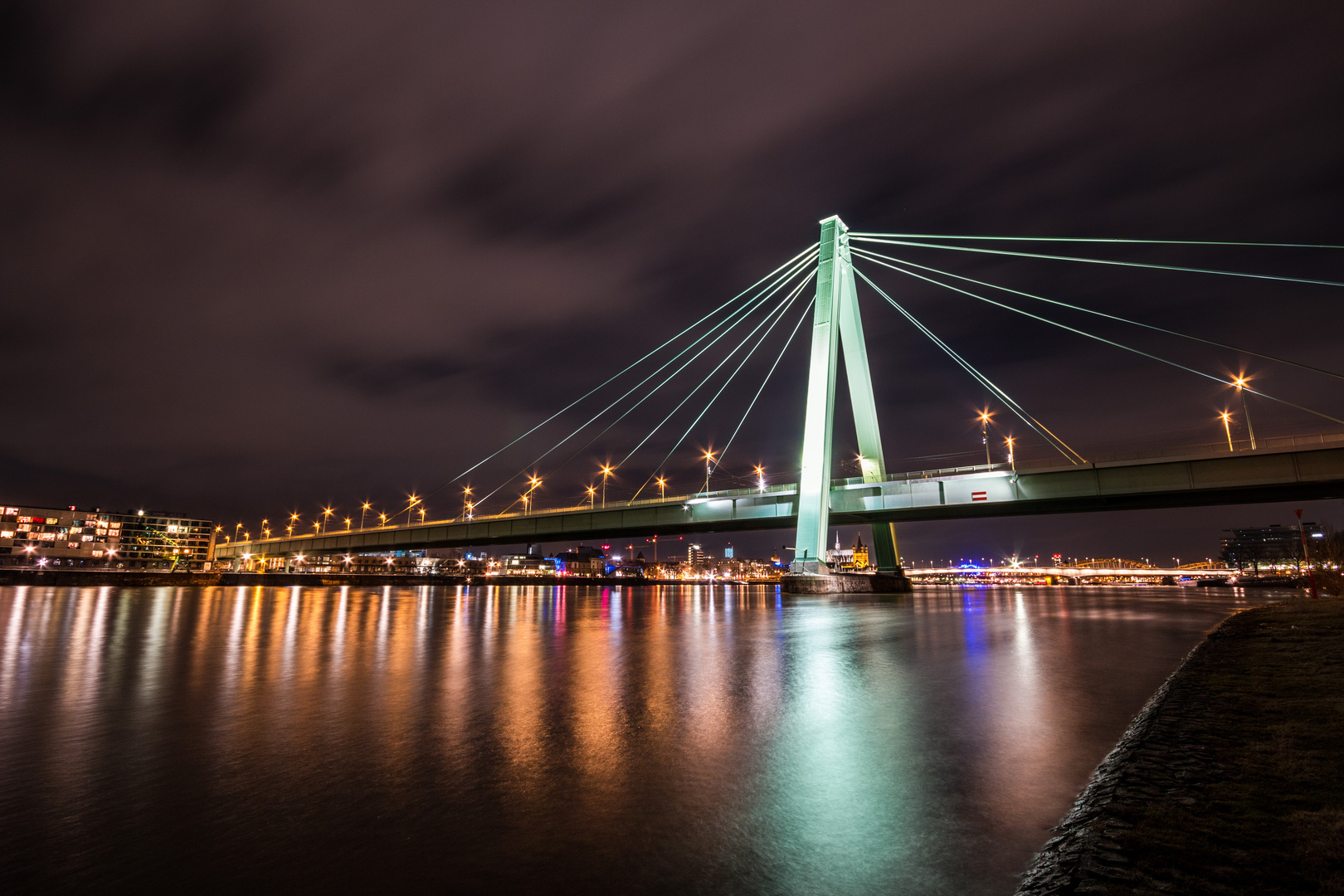 Severinsbrücke bei Nacht