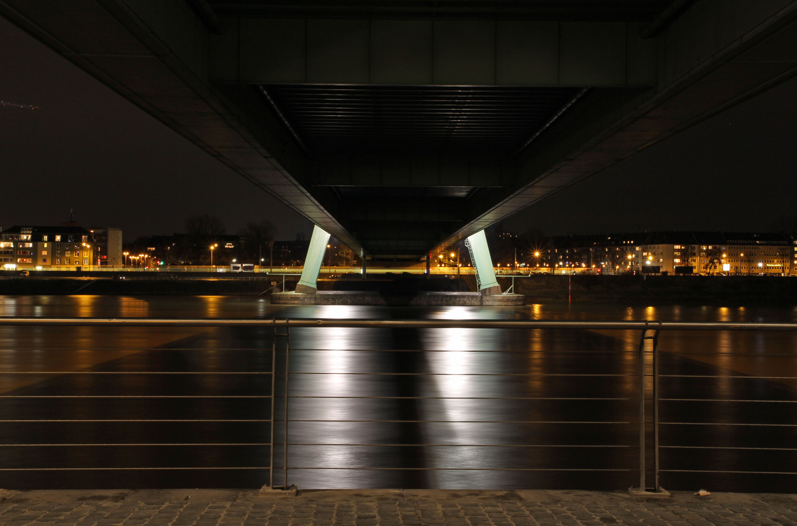 Severinsbrücke bei Nacht