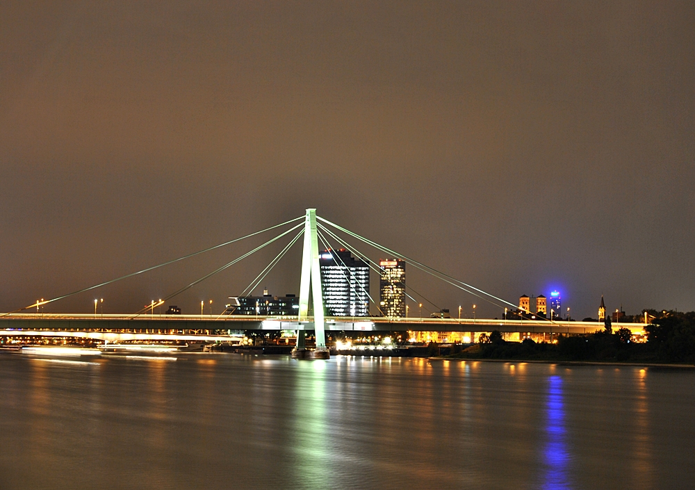 Severinsbrücke bei Nacht