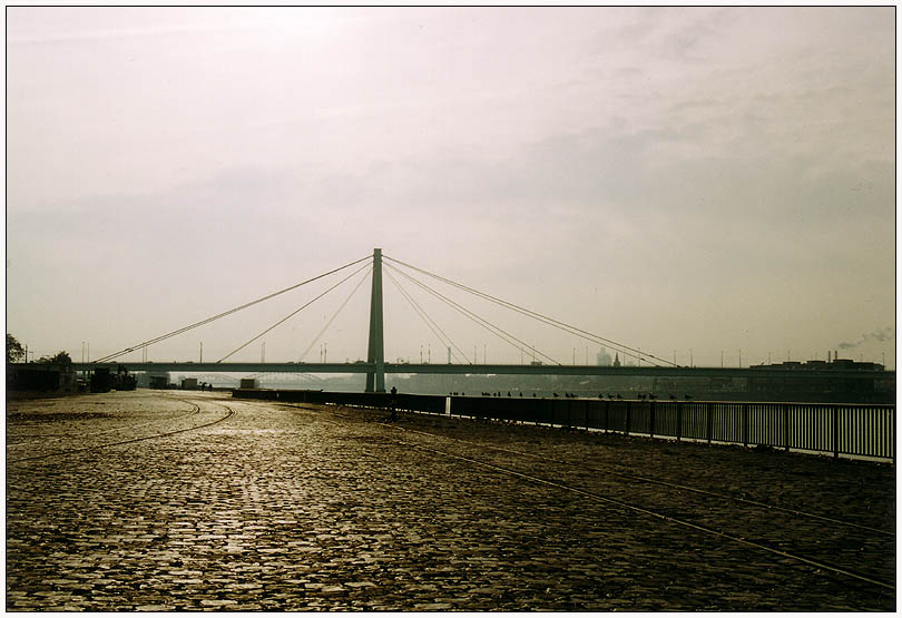 Severinsbrücke im Gegenlicht bei schlechtem Wetter und so.....